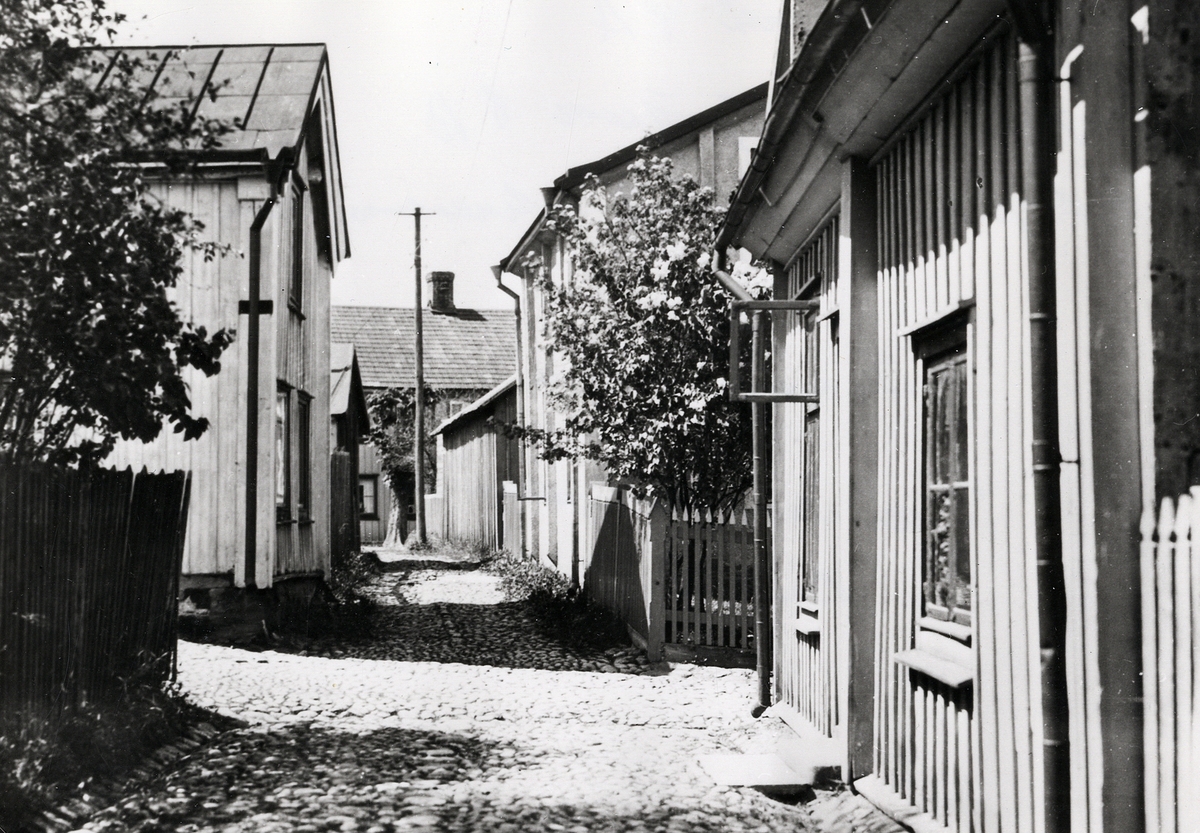 Lilla Sandgärdsgatan på Båtsmansbacken, Växjö. 1950-tal.