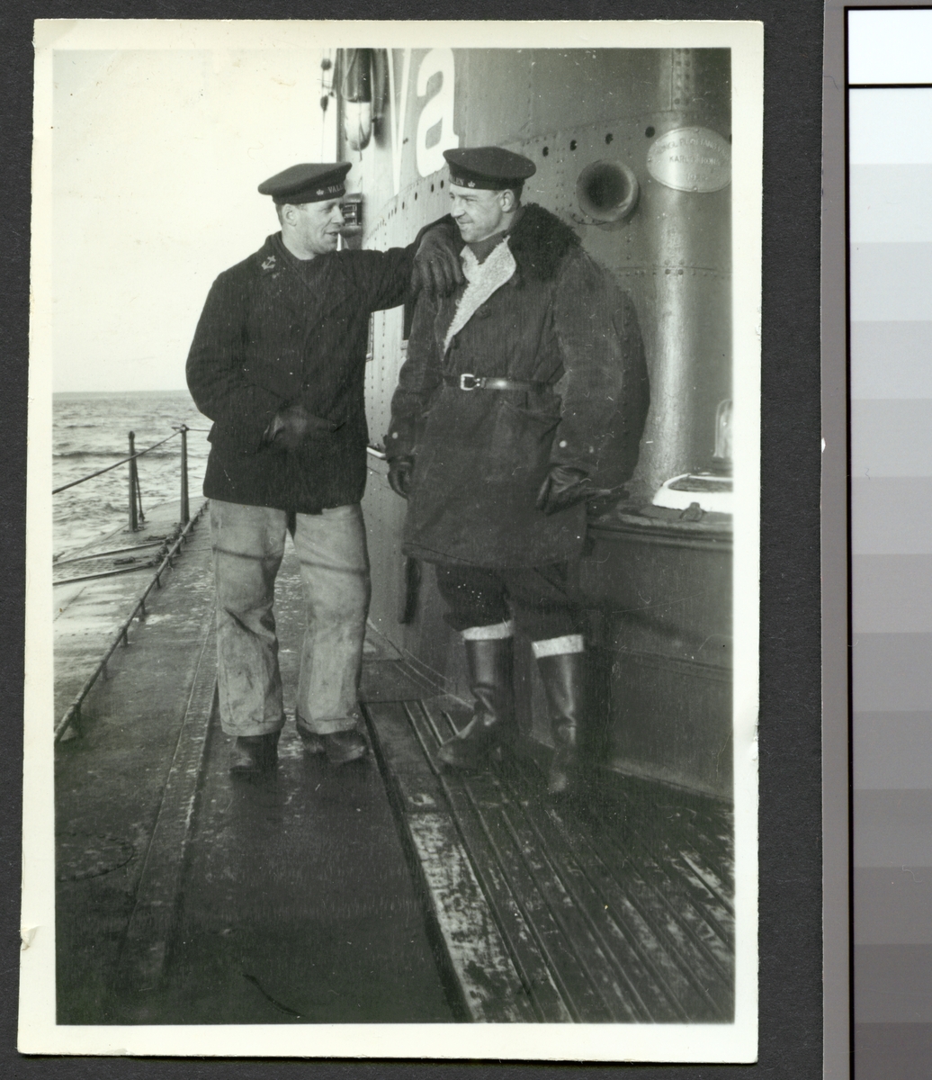Bilden visar två sjömän i samtal med varandra på däck av ubåten Valen till sjöss.