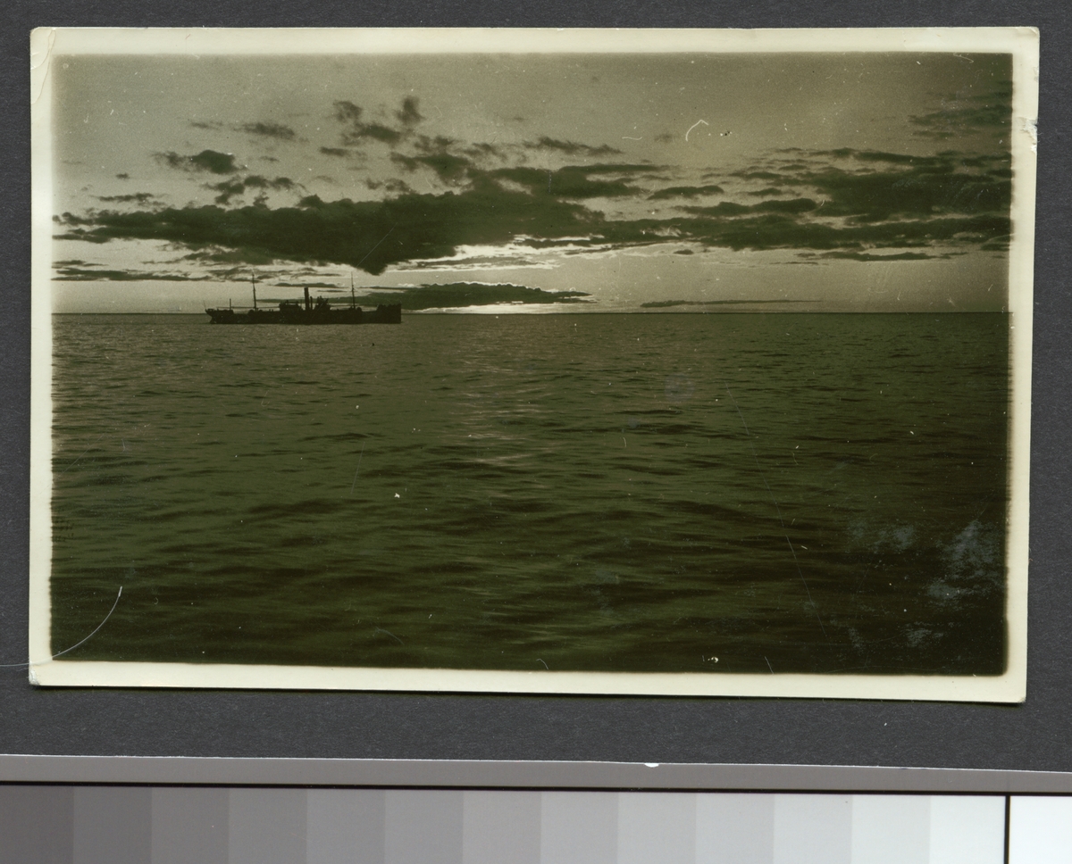 Bilden föreställer siluhetten av ett skepp i solnedgång på havet.