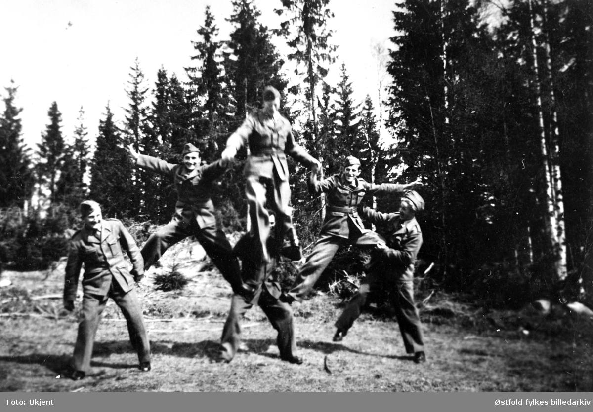 "Gutta på skauen", Hjemmestyrkene, Greåker-gutter trener i Sverige ca. 1944-45. De har stilt opp i formasjon for fotografen etter endt treningsøkt.