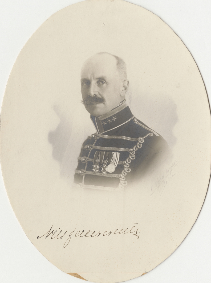Porträtt av Nils Adlercreutz, överste vid kavalleriet.

Se även bild AMA.0000941.