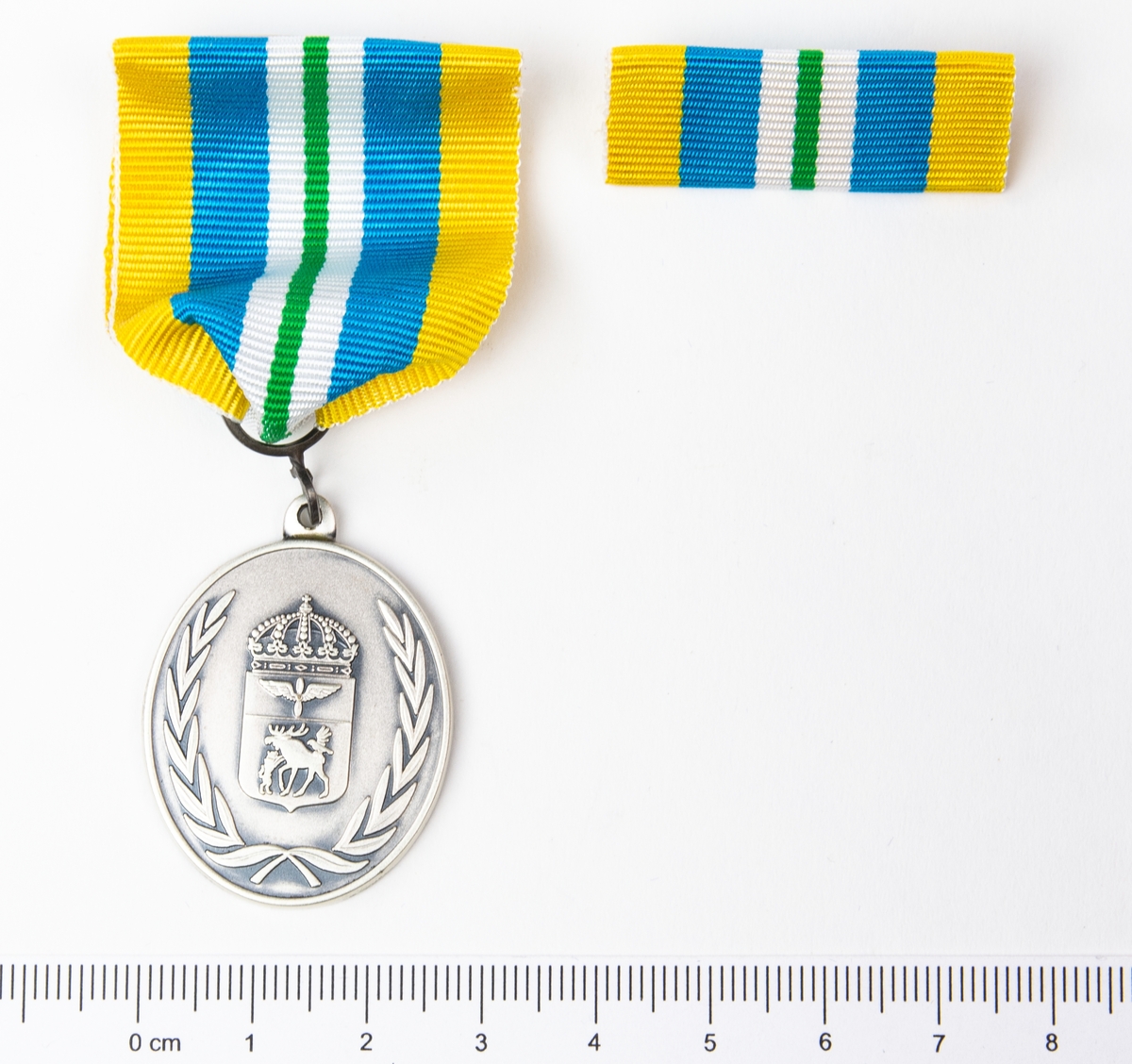 Jämtlands flygflottilj för förtjänstmedalj silver. 1 st medalj, 1 st utmärkelsetecken. Förvaras i originalask.
