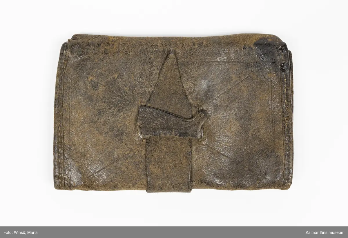 KLM 46489:18. Plånbok, läder. Större plånbok av brunt läder. Inuti fyra fack.