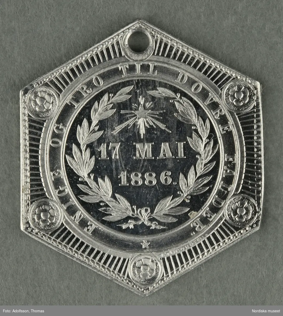 Huvudliggaren:
"a-y, Minnesmedaljer, norska, över den 17 maj; av aluminium (1 av vit metall) 24 st. från åren 1884-1907.
Gåva 28/5 1907. Läffler, Fritz, professor, Djursholm."