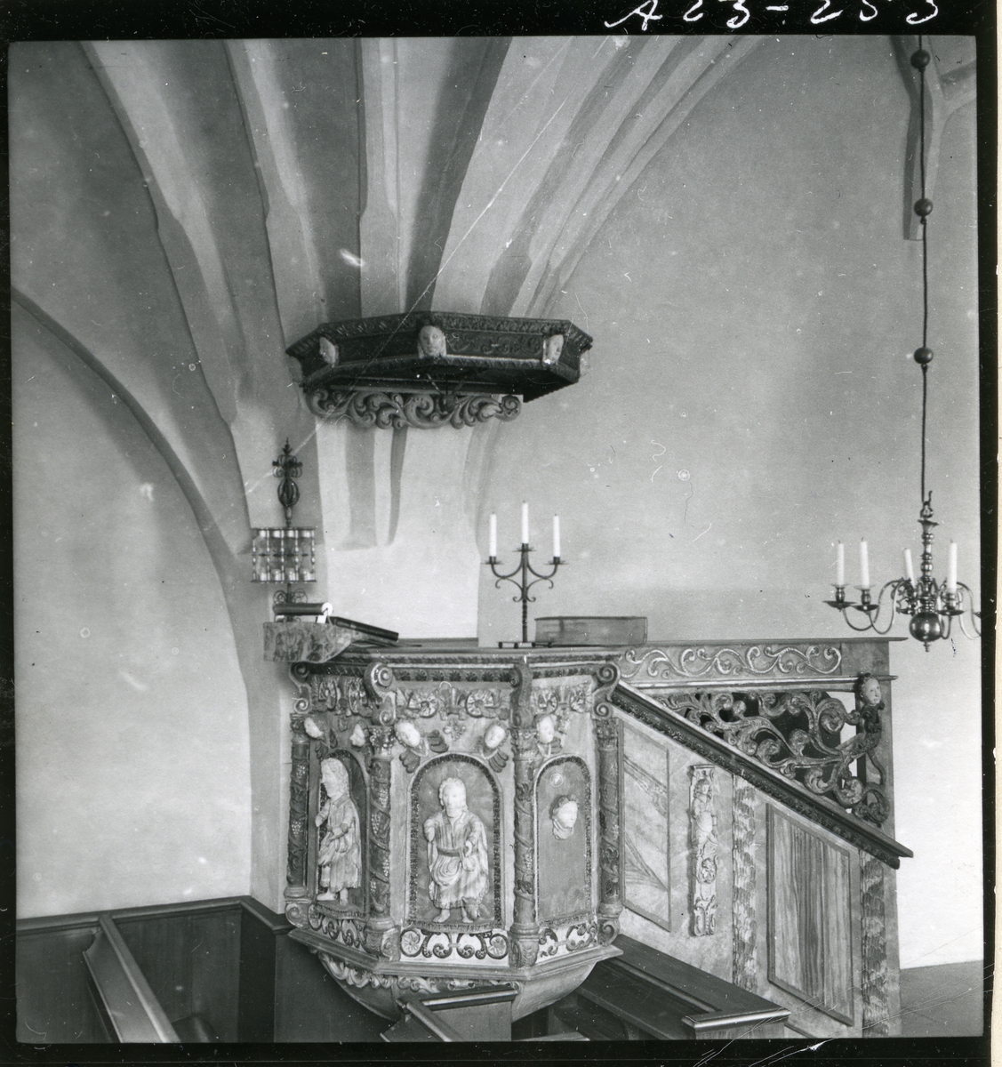 Sättersta sn, Nyköpings kn, Sättersta kyrka.
Interiör av Sättersta kyrka, predikstolen, 1946-1947.