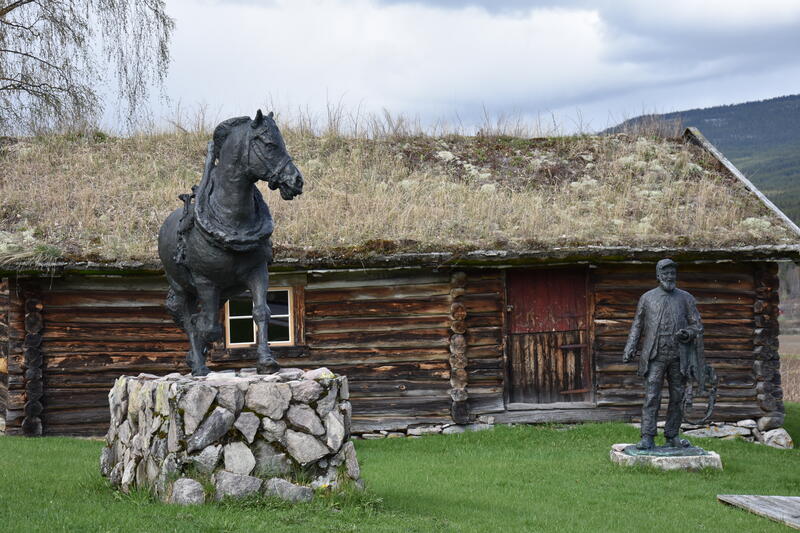 Fjøset/ stallen med statuene av Vesleblakken og Ola Jonsen Styggpåjord.