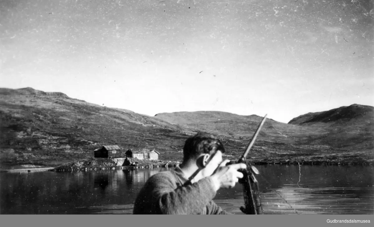 Garnfiske på Grisungen hausten 1946. I bakgrunnen "holmen" med Lundbue, Øigardshuset (Berg-Dombås) og bua til Nordistugu Nørstebø.