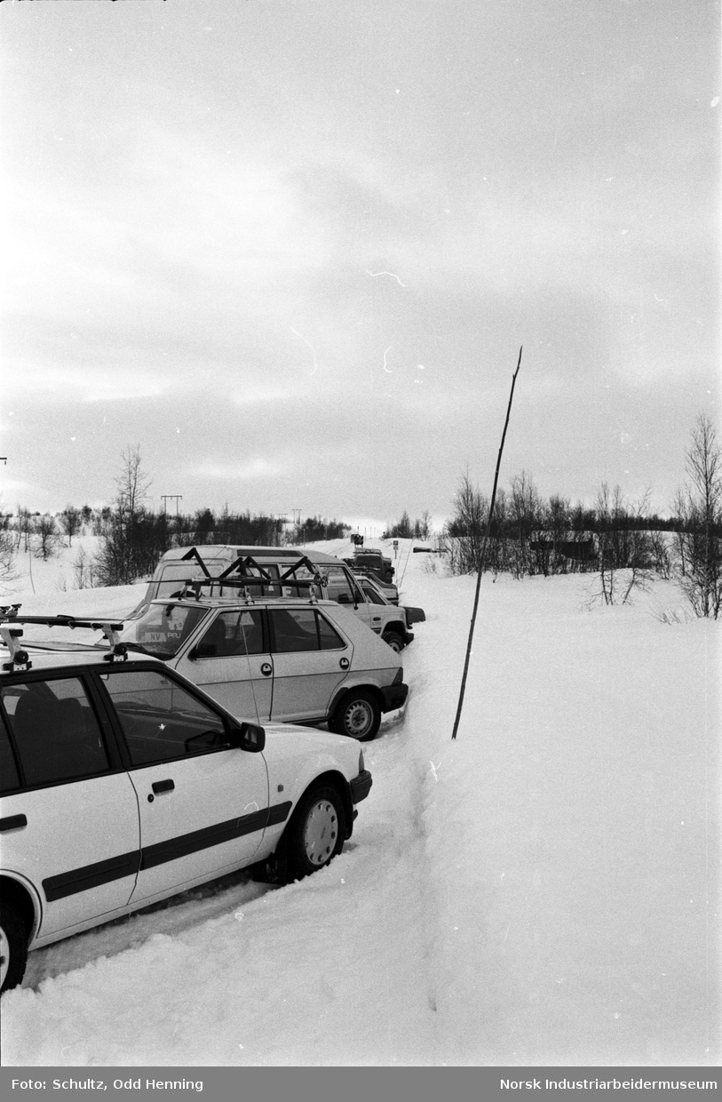 Biler står parkert ved Morenetaket vinterstid.