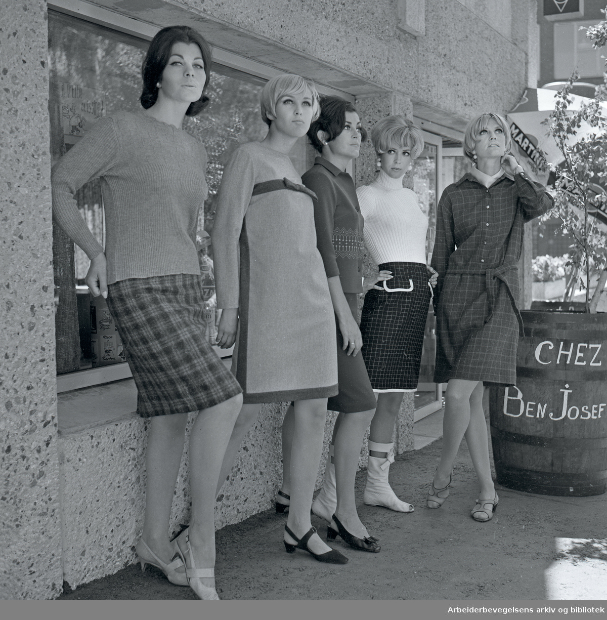 Fotografering av årets moter. 1966..Observatoriegata. Solli plass..Reklame for restauranten Chez Ben Josef.
