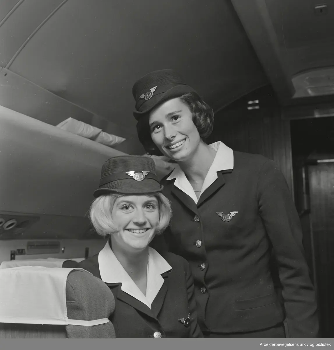 Flyvertinnene (fra v.) Yvonne Gregers-Petersen og Helena Waldenström fra det svenske selskapet Transair. April 1965.