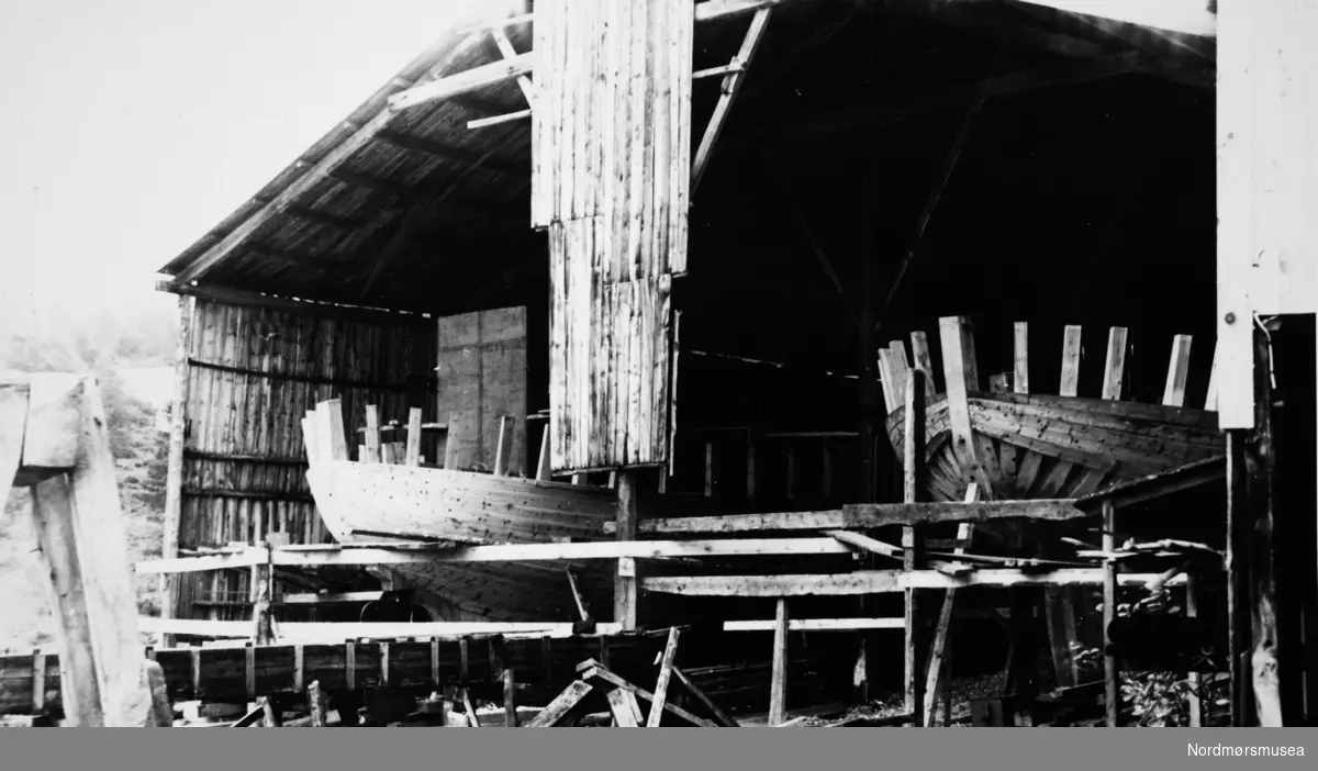trebåt byggeri verft - Bildet er fra avisa Tidens Krav sitt arkiv i tidsrommet 1970-1994. Nå i Nordmøre museums fotosamling.