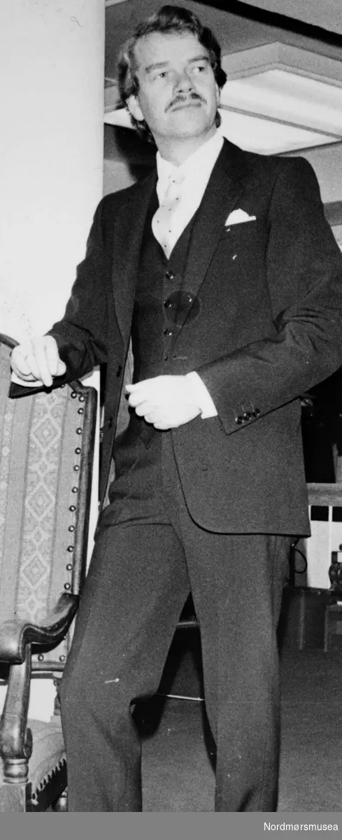 Jostein Båtnes var butikkmann hos Gulla og Narvesen og kostymesjef for Operaen i Kristiansund. Amatørmaler.Bildet er fra avisa Tidens Krav sitt arkiv i tidsrommet 1970-1994. Nå i Nordmøre museums fotosamling.