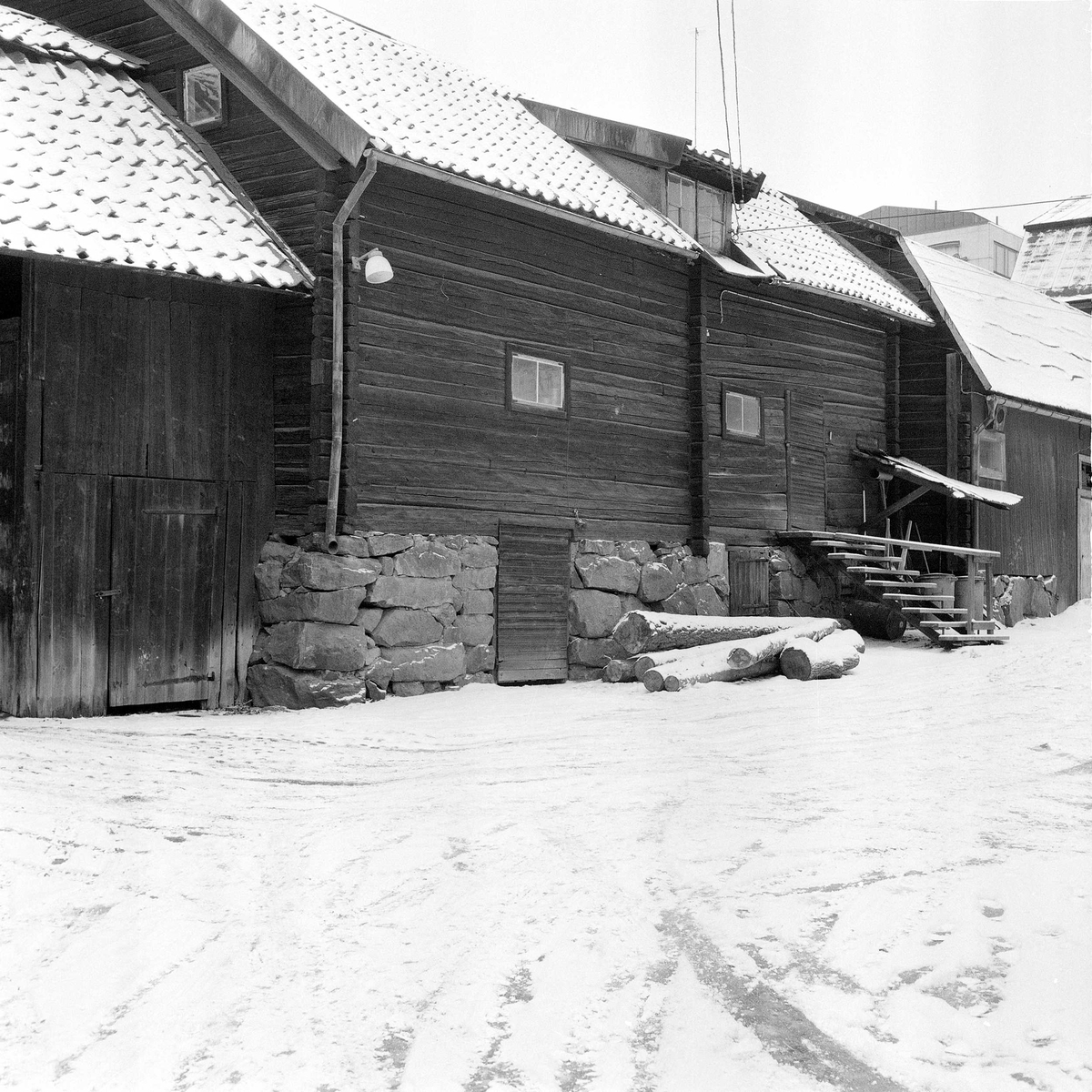 Del av bakgården.Byggnaden mitt i bild är "Magasinet" som flyttats till Vallby friluftsmuseum (även den så kallade "Hållstugan" flyttades dit). Övriga byggnader revs ca 1965 - 1968 för att ge plats åt varuhuset Punkt. Vy från sydost