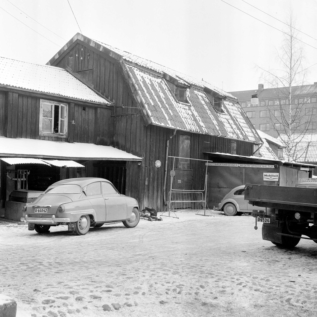 Del av bakgården. Den så kallade "Hållstugan" mitt i bild flyttades till Vallby friluftsmuseum (även "Magasinet" flyttades dit). Övriga byggnader revs ca 1965 - 1968 för att ge plats åt varuhuset Punkt. Vy mot sydost