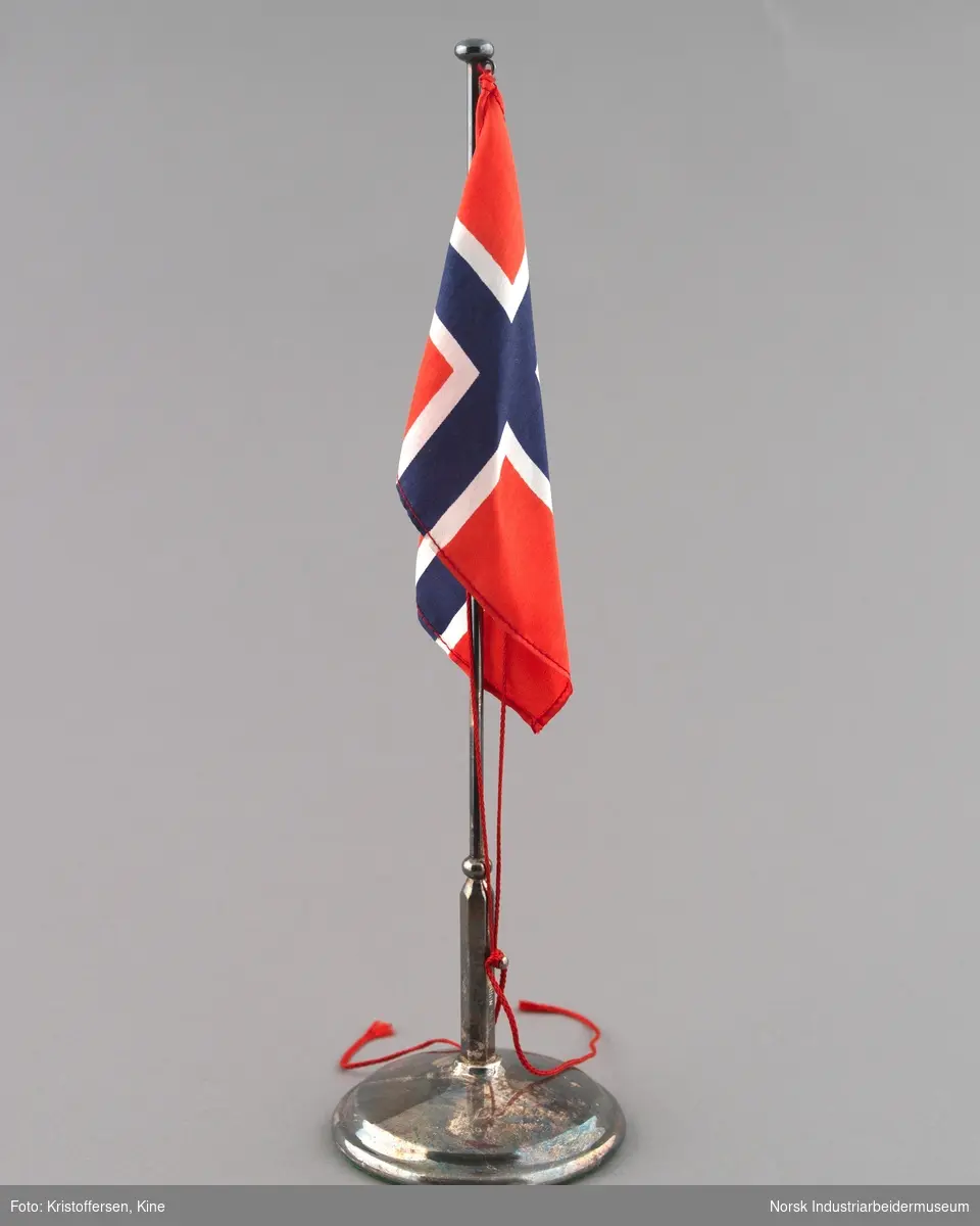 Bordflagg med det norske flagget med innskrift fra BUL Måna