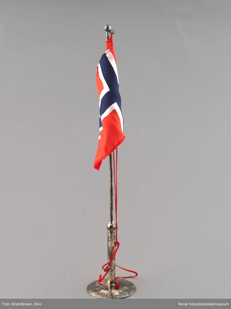 Bordflagg med det norske flagget med innskrift fra BUL Måna
