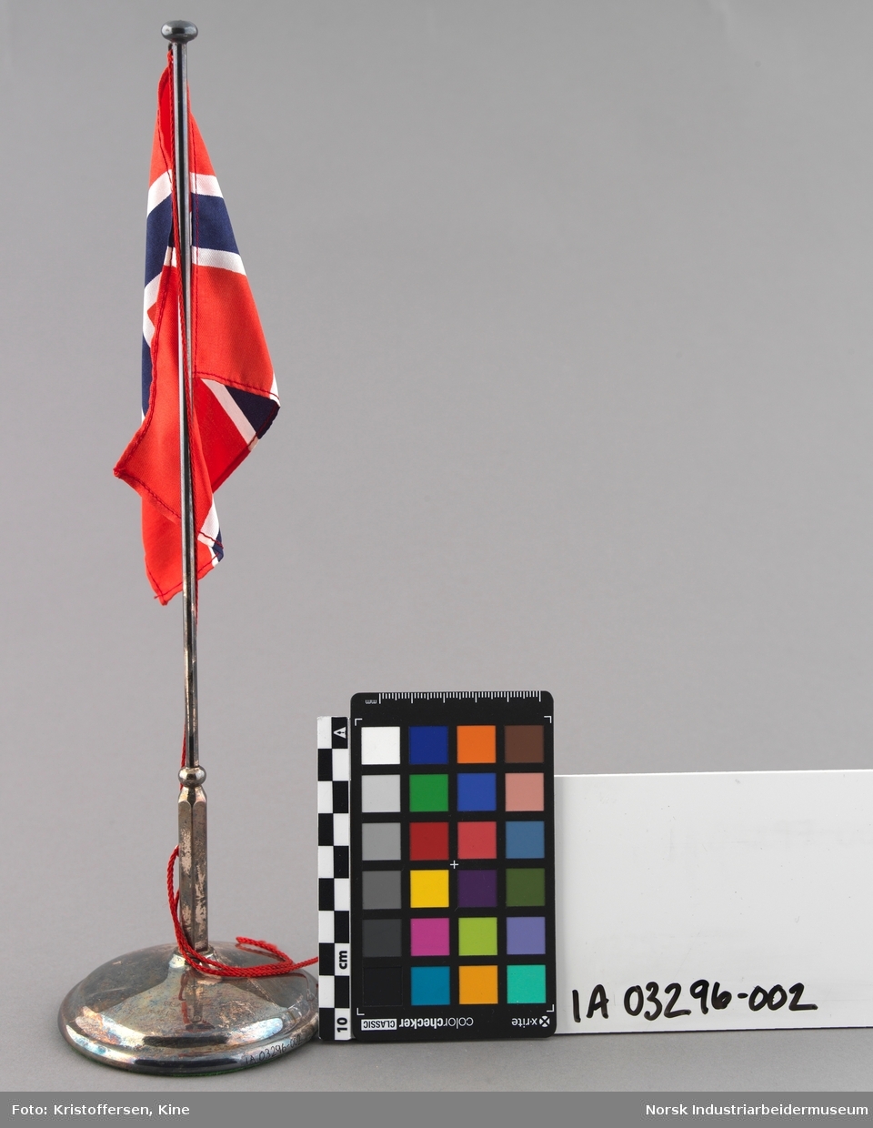 Bordflagg med det norske flagget med innskrift fra BUL Måna