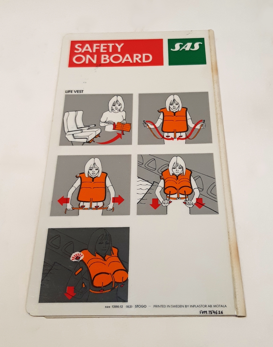Säkerhetsföreskrift "SAFETY ON BOARD", bestående av ett vikt laminerat häfte. Denna illustrerad med piktogram med genomgång av bland annat säkerhetsbälte, nödutgångar samt användning av flytväst.