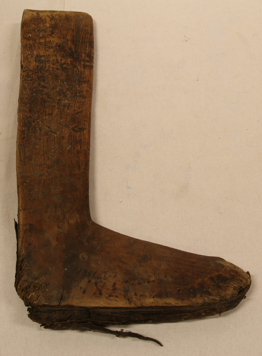 En trekasse (Li-1581C) med div. skoleister etc. Sørlands Margarin A/S, Kristiansand. Skoleisten ble brukt som form når skomakeren laget sko.
5 stk enkle tre-skomakerleister, en lang treform til langstøvler; et par skomakerleister, 2 trepinner (Li-1581D,E), 1 tresømmerker (Li-1581F), 1 fle (Li-1581I), 2 metallesker med (insulating tape) (Li-1581G,H), 1 spaser-stokk. Dette ligger i en trekasse (Sørlands margarin A/S, Kristiansand)(Li-1581C)
Tidl. merket nr 94A og B
Skomakerleist tre. (Li-0094A,B) Form som en fot.
2 deler, der resten er egen del (B). Hull gjennom hælen, små nagler i tåa, lær ytterst.
A: Mål L: 28 cm, B: 8,8 cm, H: 7 cm, B: Mål:l: 14 cm, B: 7,5 cm
Giver: Elias L Stedjedalen
Tidl merket nr 97
Skomakerleist tre, lær. (Li-0097) De to delene er skrudd fast. Form som en fot. Lær naglet utenpå flere steder.Mål: L: 29 cm, B: 8,5 cm, H: 9,5 cm
23.7.1971 - Giver Borghild Roland
Tidl merket 133
Skomakerleist tre. 2 deler; (Li-0133) festet i hverandre med spiker og skrue. Overdelen likevel nesten løs. Form som en fot. Stykke av under hælen. Gjennom et hull i hælen er bundet en lærreim. Mål: L: 26 cm, B: 9 cm, H. 9,4 cm. Giver: Solveig Johannesen.
Tidl. merket 134
Skomakerleist, tre, en del. Formet som en fot. Stykke avslått rund ogla. Lerreim fastspikra i hælen:
Mål: L: 23,5 cm, B: 7,5 cm, H: 4,5 cm
Giver: Solveig Johannesen
Tidl merket nr 781
En treform til langstøvel
Mål: l. 40,5 cm, B: 9,5 cm
Gitt 23.10.1992 Reidar Eeg
Tidl merket nr 98
1 stk - en del skomakerleist - tre formet som en fot, med et hull bak i hælen. M¨ål: l: 29 cm, B: 8,1 cm, H: 7,4 cm
1 par står også på skomakerverksted.
Giver: Borghild Roland, 23.7.1971
Et par skomakerleist tre (Li-1581 A,B) - 2deler festet i hverandre med spiker. Overdelen likevel nesten løs. Formet som en fot. Hull ene siden rist. Gjennom et hull i hælen henger tråd. 
Mål: L: 26 cm, B: 8,5 cm, H: 6 cm
Lengde tre-pinnene 14,5 og 12,5 cm
Lengde tre-søm merker 16,5 cm
Spaser-stokk - rund
Lengde 79 cm, Dia topp: 2,5 cm