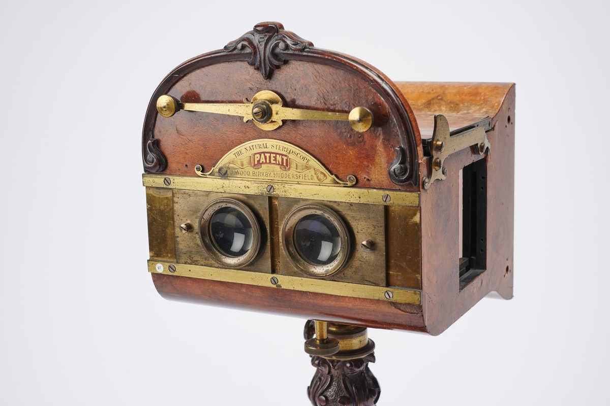 The Natural Stereoscope er en luksusutgave av en stereobetrakter på stativ, produsert av J. Wood. Betraktere som dette var ment til å stå på et bord der en person kunne sette seg ned og titte inn. 
Stereokameraene ga en svært populær form for bilder på slutten av 1800-tallet. Stereofotografi var med på å forme fotoindustrien. Folk ønsket å se mer av verden, og stereofotografiet gjorde det mulig å forestille seg at man var til stede i motivet, grunnet en optisk effekt som utnytter dybdesynet vårt. 
Et stereokamera har to objektiver med en avstand på litt over seks centimeter, omtrent samme avstand vi har mellom pupillene. En eksponering gir dermed to bilder av samme motiv. Når dette paret med fotografier blir montert, f.eks. på en papplate, og sett på gjennom en stereobetrakter, fremstår motivet som tredimensjonalt.