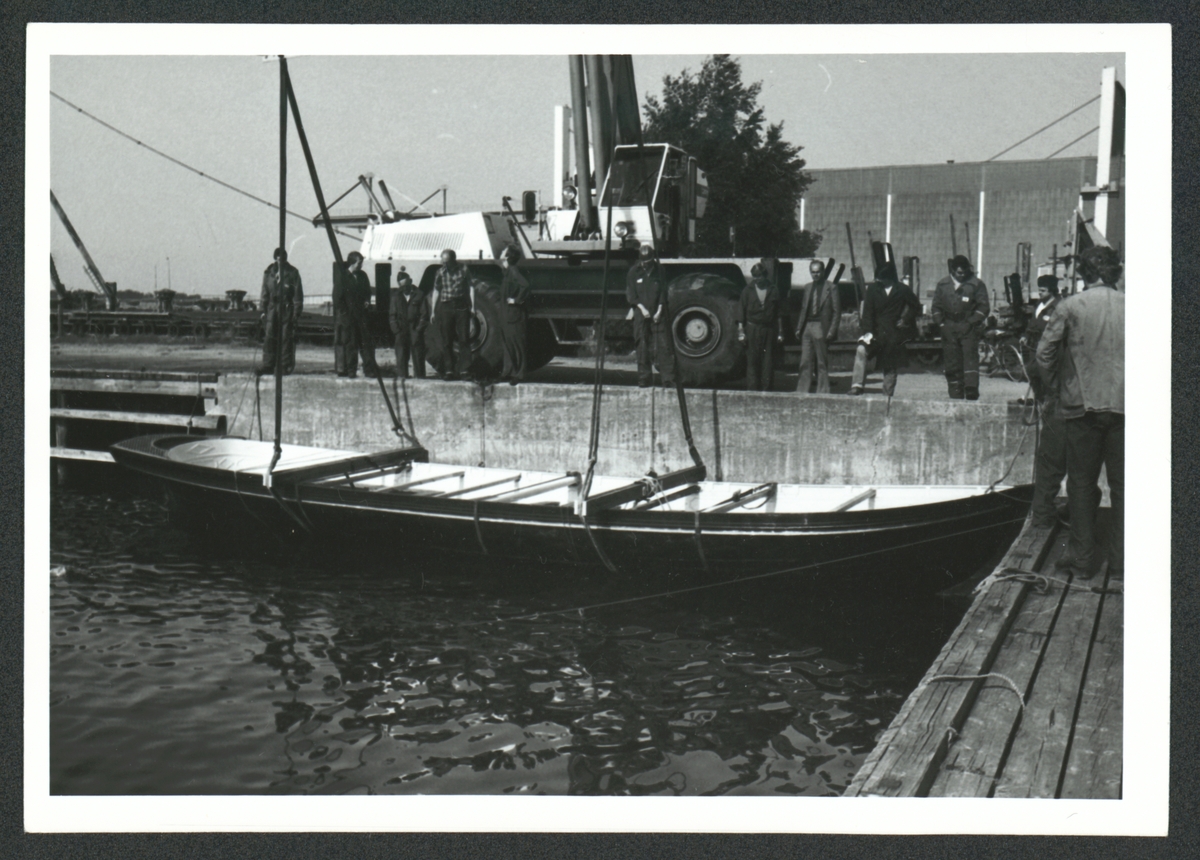 Serie som innehåller 9 motiv med olika moment under transport och lyft i vattnet av kungslupen nr 44 framför tackelkammaren på Karlskronas örlogsbas.