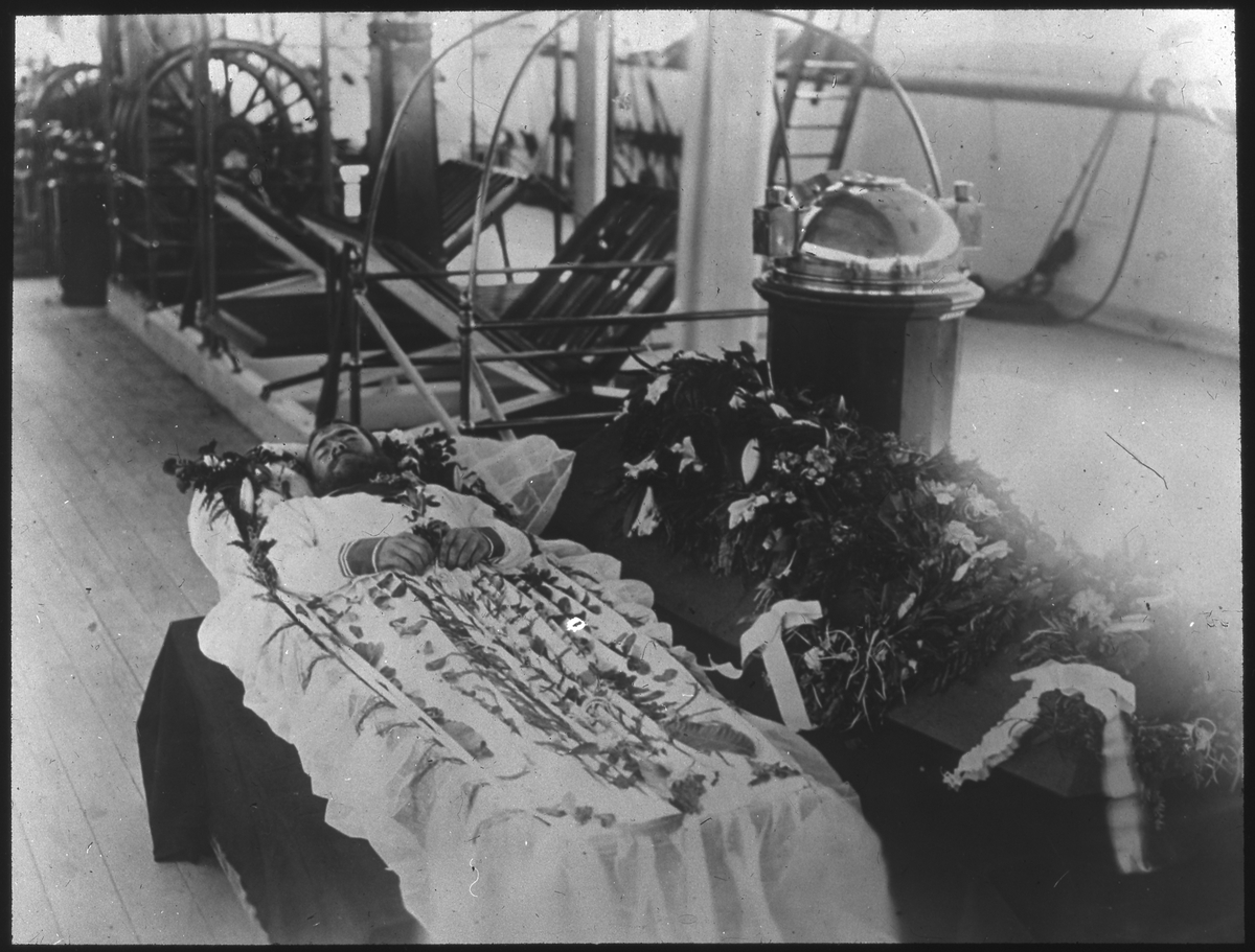 Bilden visar den avlidne matrosen Otto Larsson, som omkom under en get jakt på Nuku Hiva. Han ligger på bår på däck av fregatten Vanadis.