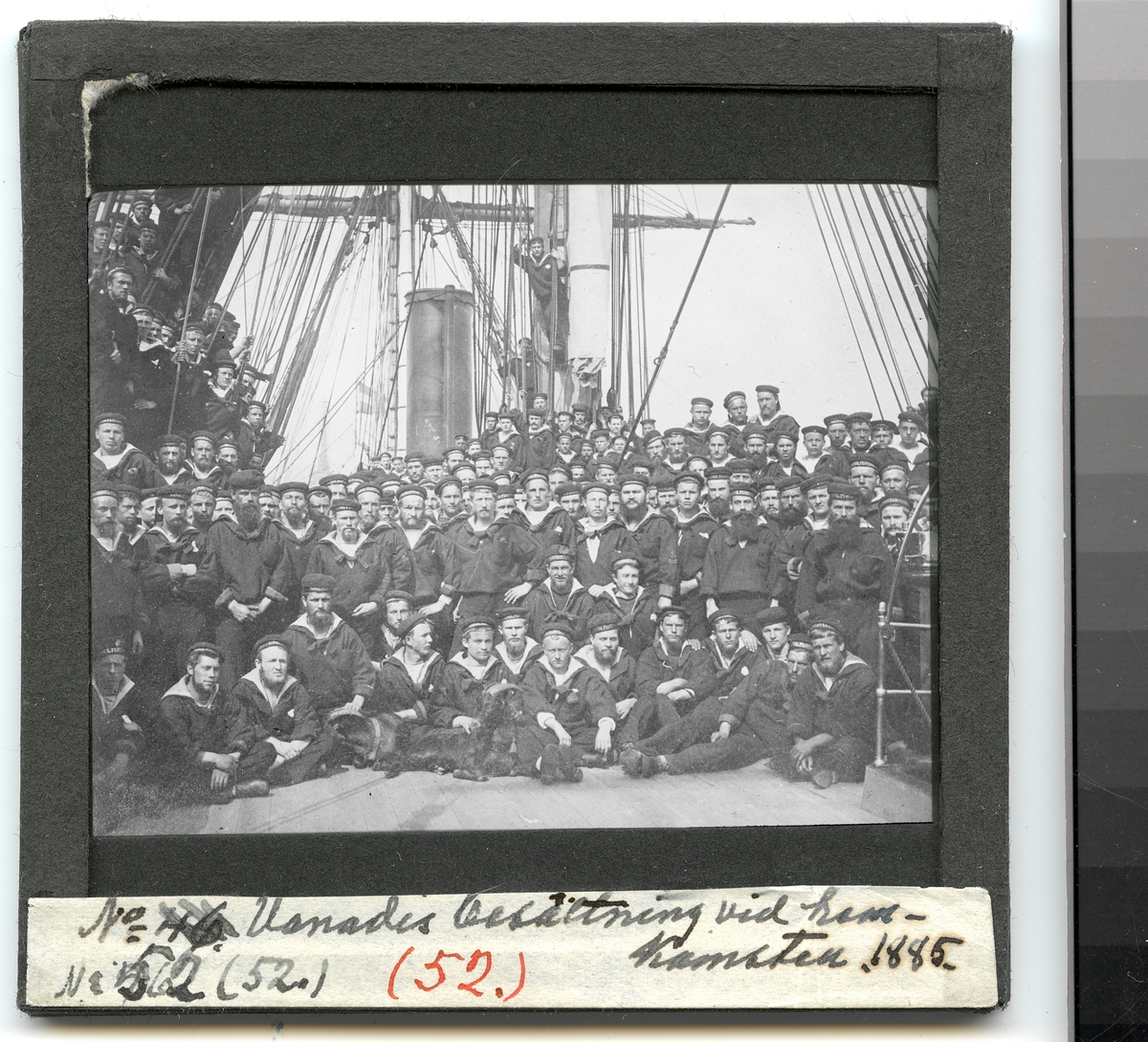 Denna grupporträtt visar besättningen från fregatten Vanadis som har samlats för en gruppfoto efter hemkomsten.