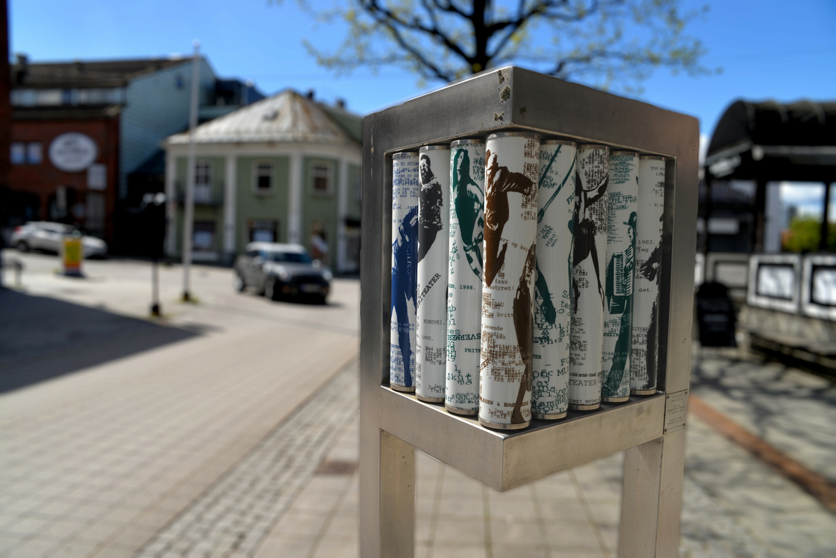 Seks stasjoner/portaler med motiv fra byens historie og Porselænsmuseets dekorsamling.
