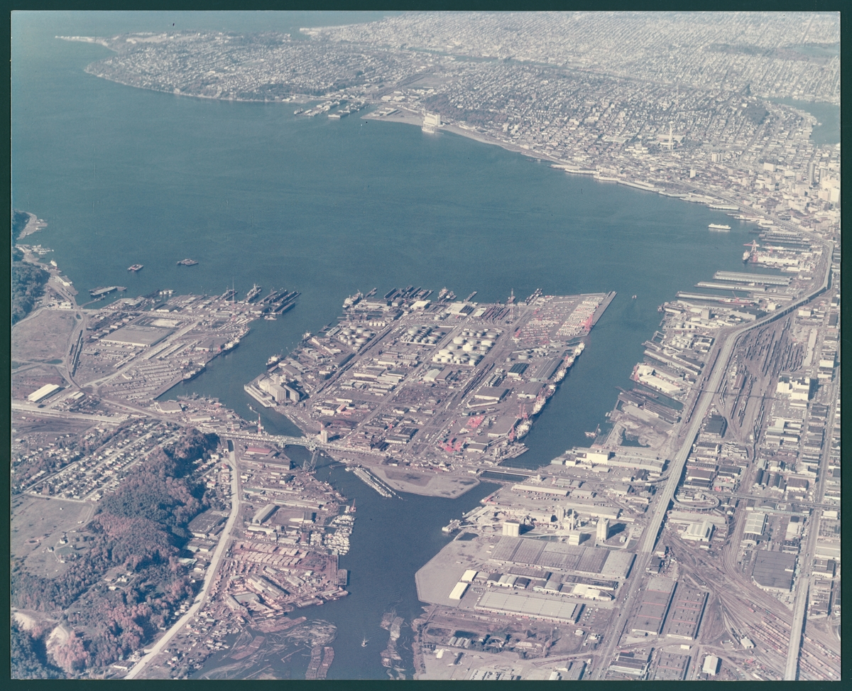Flygfoton visar hamnanläggningar i Seattle.