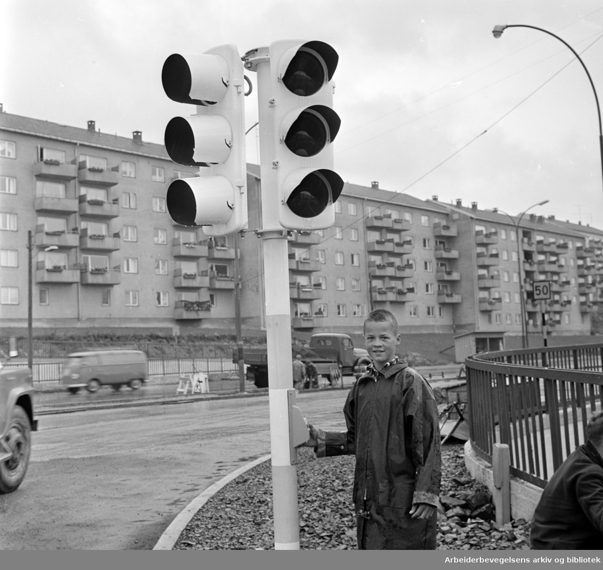 Veitvet. Trafikklys er satt opp. Nå kan Einar Melby gå tryggere over Veitvet-krysset i Trondheimsveien. August 1962
