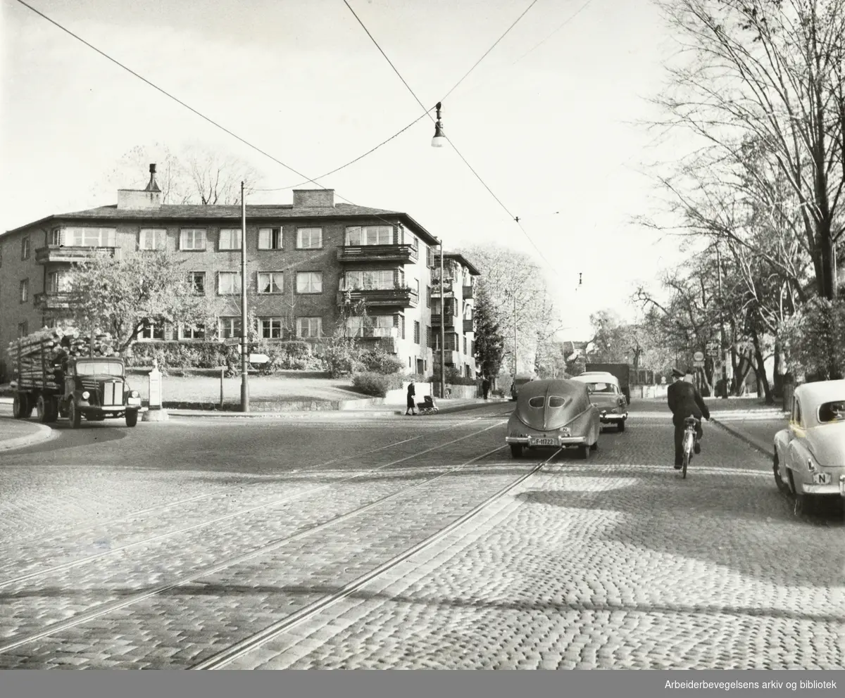 Drammensveien. Halvdan Svartes gate til venstre. Oktober 1956