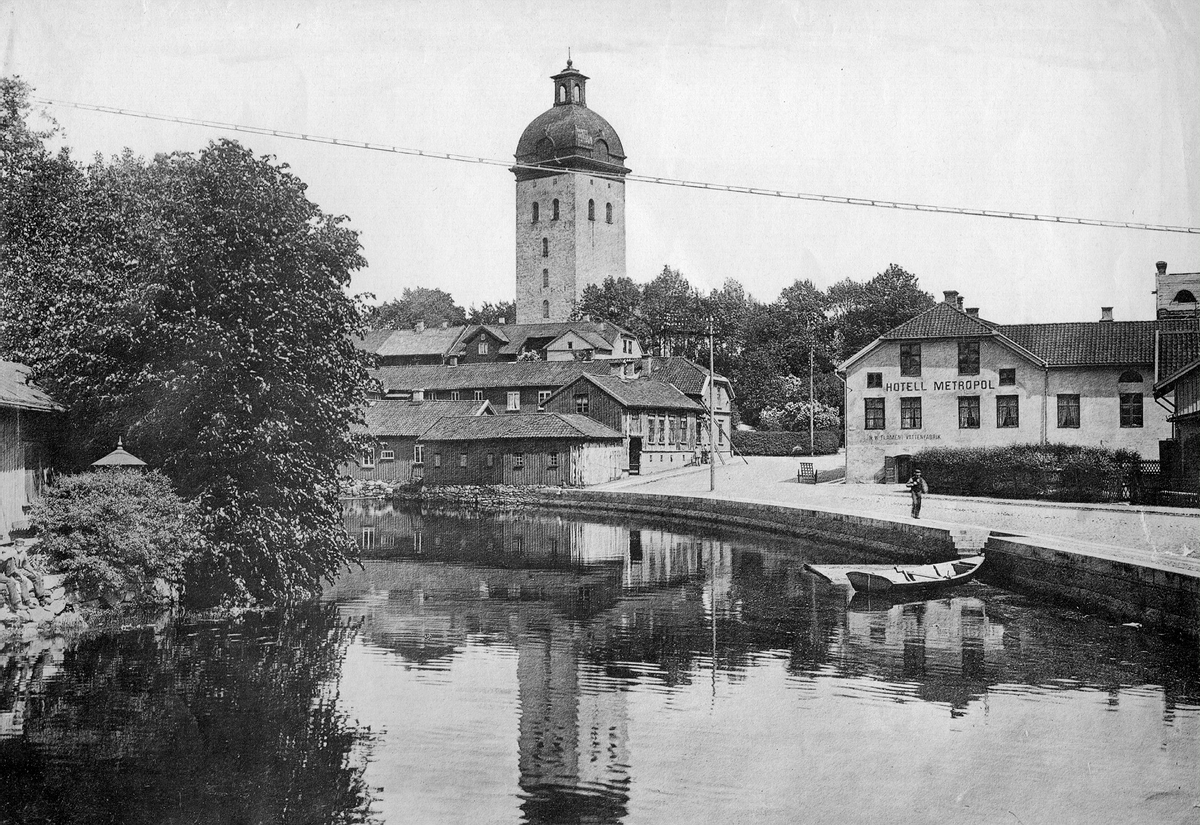 Vy från Viskan med Hotell Metropol och Flaméns Vattenfabrik omkring år 1900.