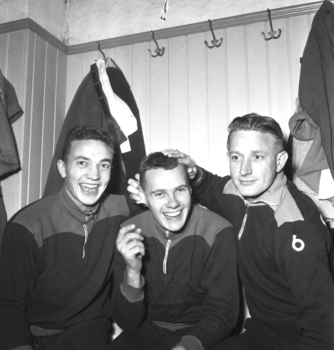 Ishockeyträning med GGIK 1957. Längst till höger sitter Hans "Stöveln" Öberg.