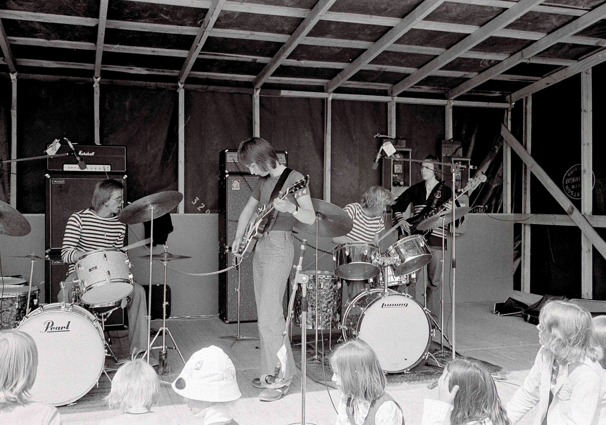 Musikfestival på pingstdagen 1974 på Vallby Frilufts och hembygdspark (DN)