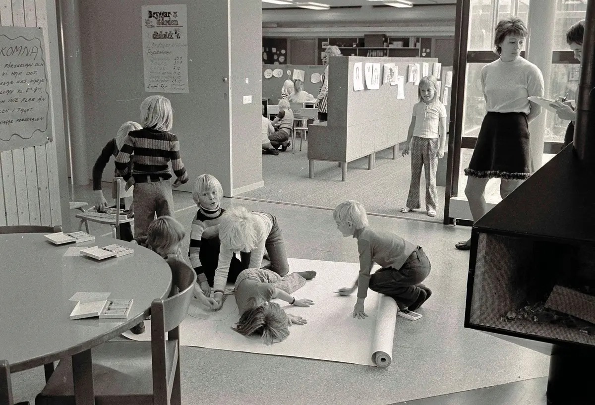 Barn som ritar i Bäckbyskolan, lärare Anna Britta Lundahl, Ulla Norèn ...