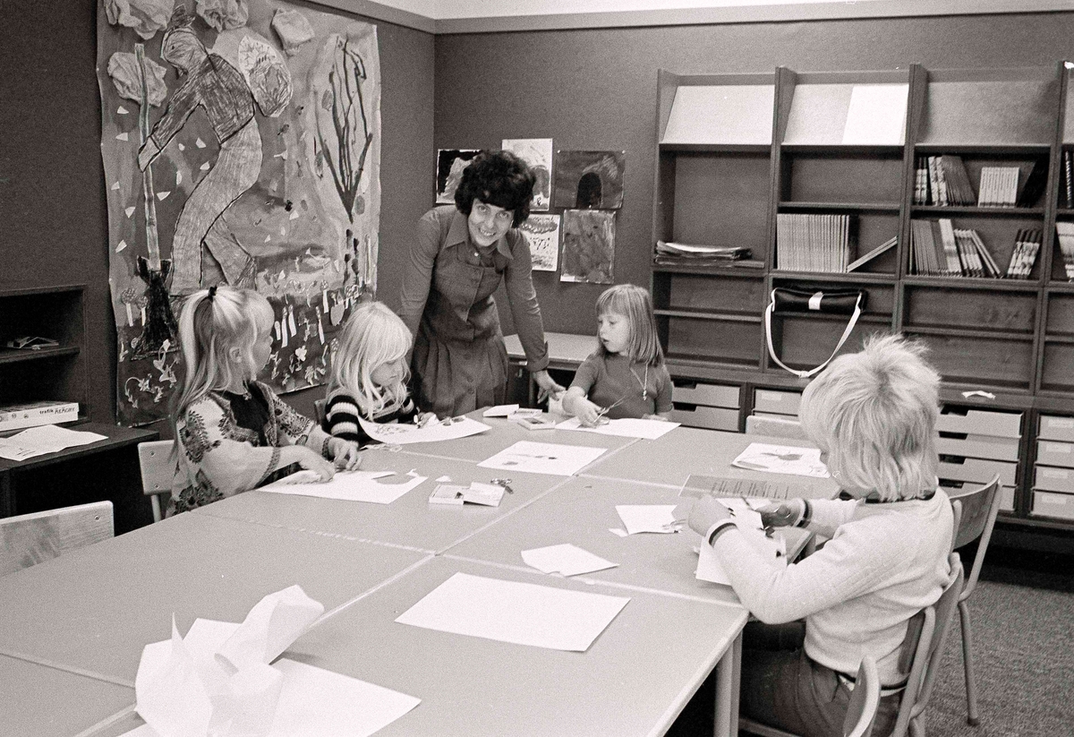 Barn som ritar i Bäckbyskolan, lärare Anna Britta Lundahl, Ulla Norèn ...