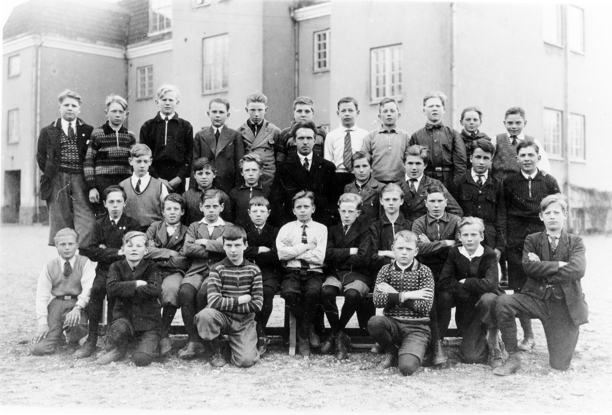 Lärare Alfons Nilsson med avgångsklassen på Norra Skolan 1934. En av eleverna är Bengt Andersson, oklart vem.