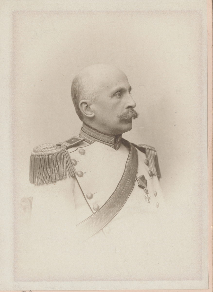 Porträtt av Carl Edward Arfwedson, major vid Livregementets dragoner K 2.

Se även bild AMA.0006760 och AMA.0006803.