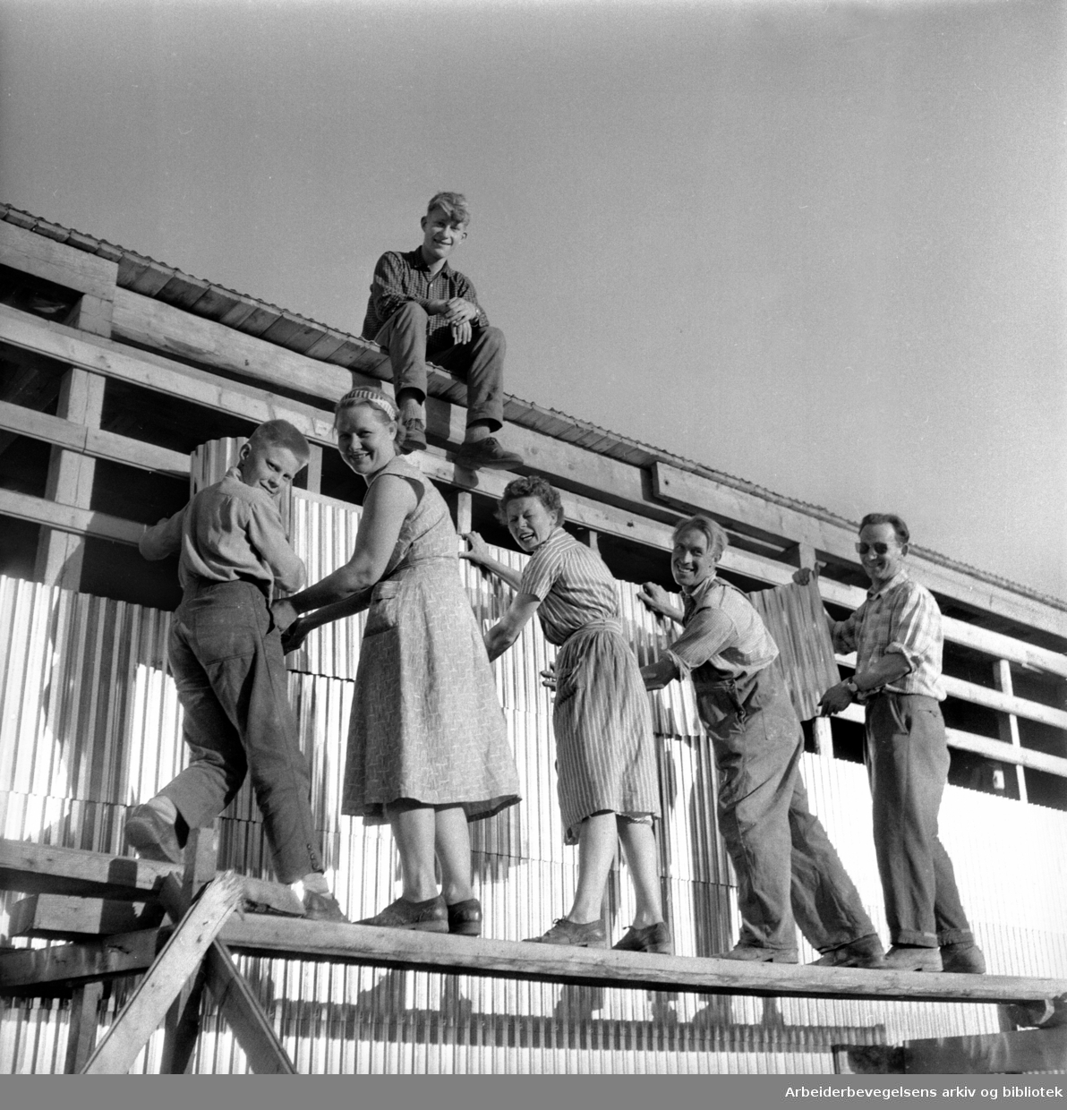 Enebakkveien. Oppføring av bygning på dugnad. Ingen øvrige oppl. Juli 1958