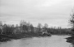 Bulldoserarbeid i Haugsåa i Nord-Odal. Fotografiet er tatt n