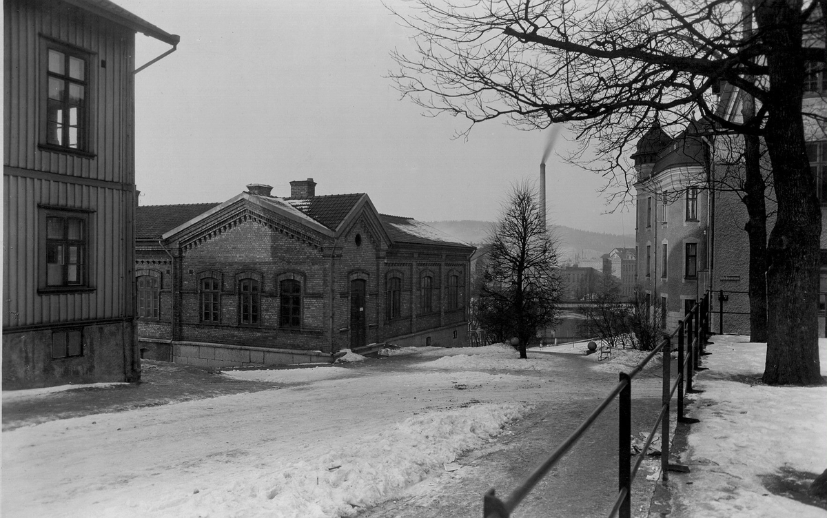 Stora Kyrkogatan med gamla läroverket och sockenstugea i kvarteret Capella t.v.  den 15 jan. år 1924.
