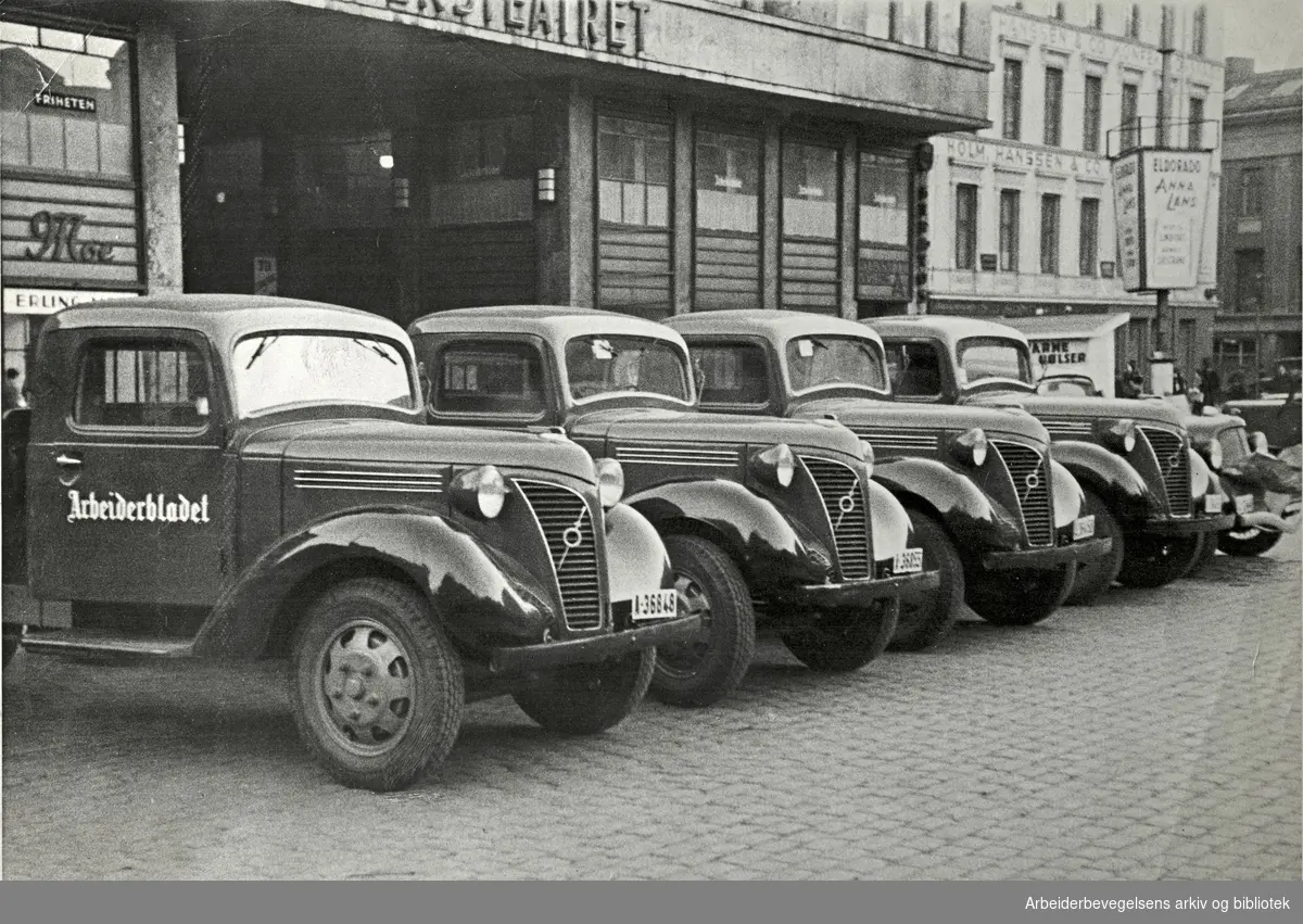 Arbeiderbladets lastebilpark foran Folketeaterpassasjen i 1949.