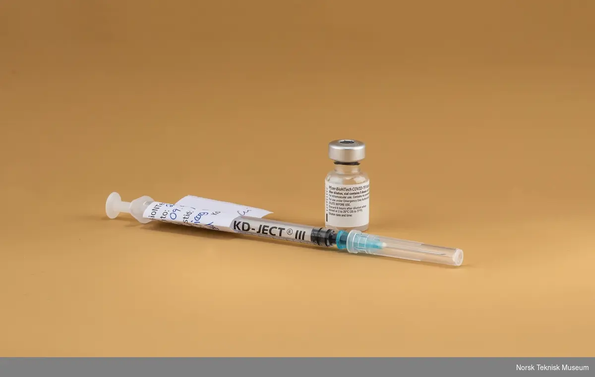 Sprøyte og tom beholder for vaksine/virkestoff. Denne vaksinen ble satt 28/12-2020.