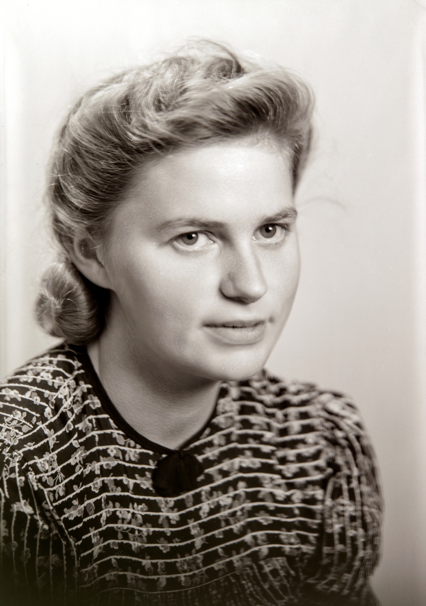 Portrett, halv figur.  Marit Haugen, (1921-1981) fra Sandvika i Ottestad, Stange. Gift Antonsen.