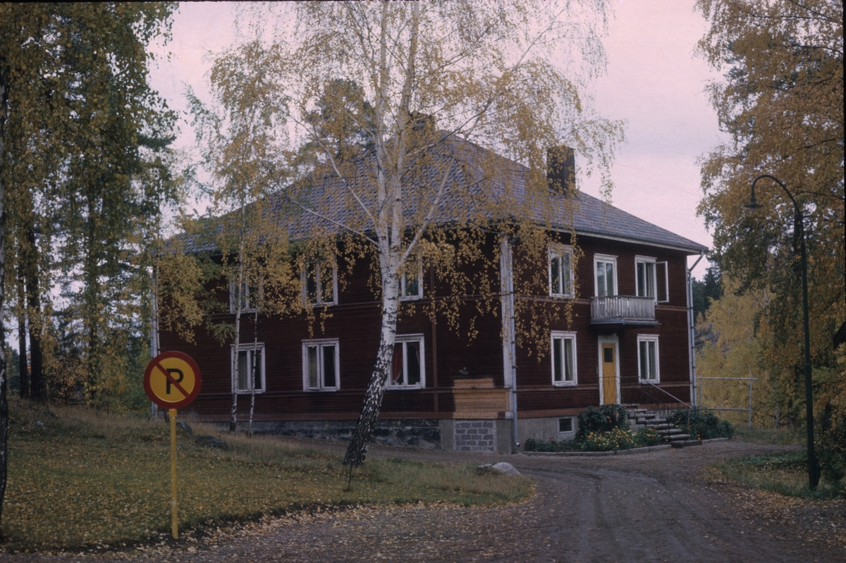 Skogsbo. Uppfördes 1910 av timmer från förutvarande Statsbyggningen, en arbetarbarack som låg där Gustavsbergs kyrka nu ligger. Har huvudsakligen använts som skogsarbetareboställe. /Noterat av Torsten Rolf 1964.