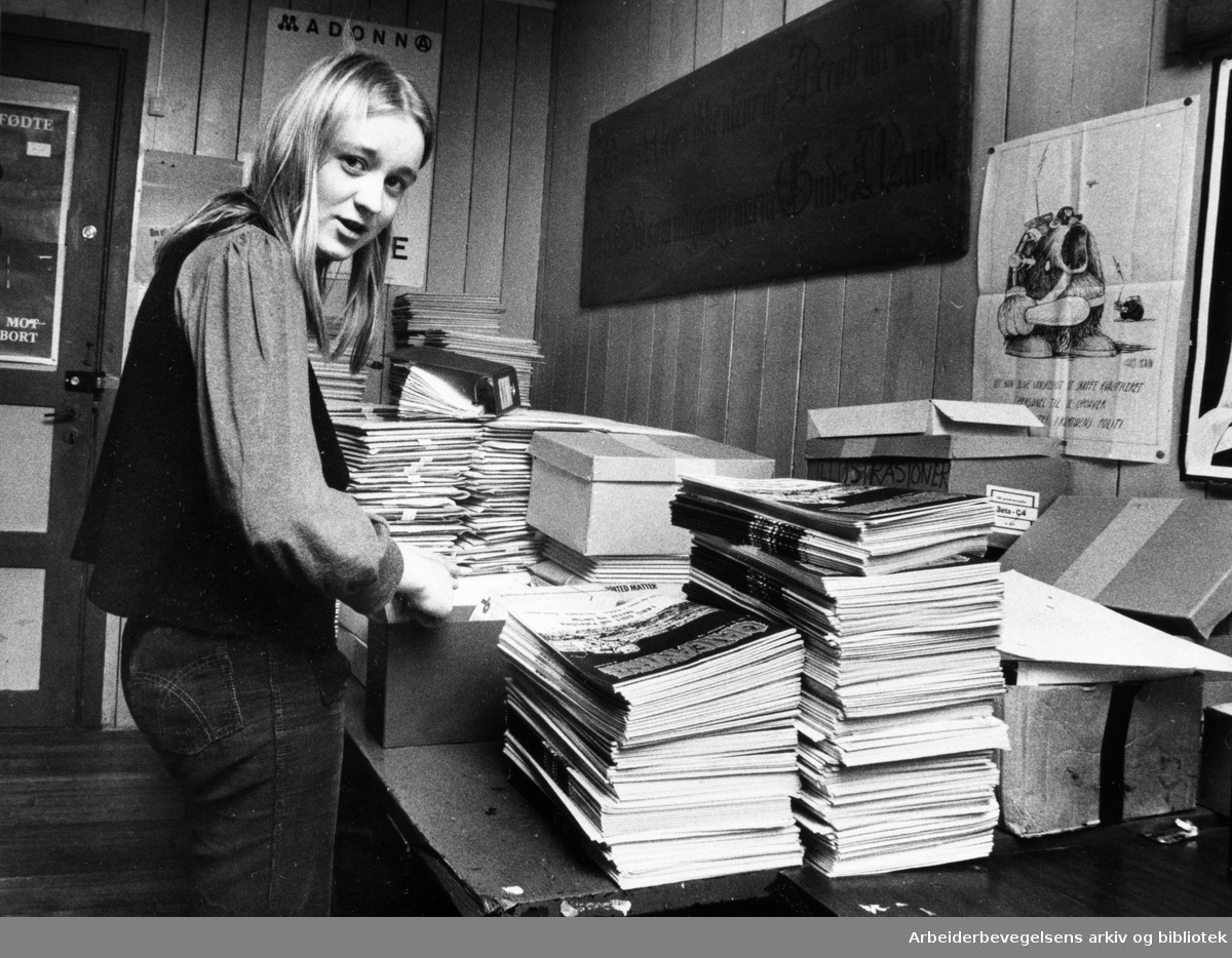 Arbeidskollektivet i Hjelms gate 3. Marit Eriksen i Gateavisa ordner abonnementskartoteket. Februar 1978