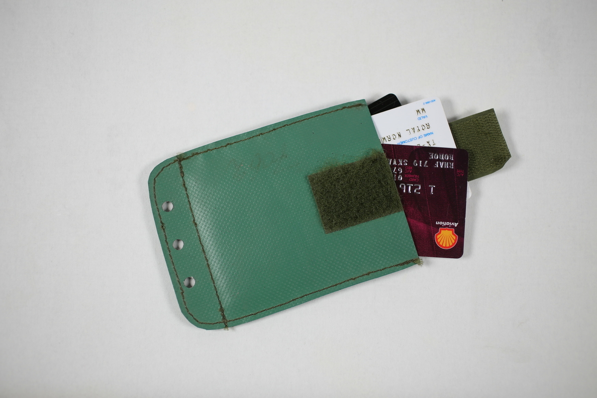 Kortmappe til oppbevaring av betalingskort. Inneholder tre betalingskort, Esso, Shell og UVair.