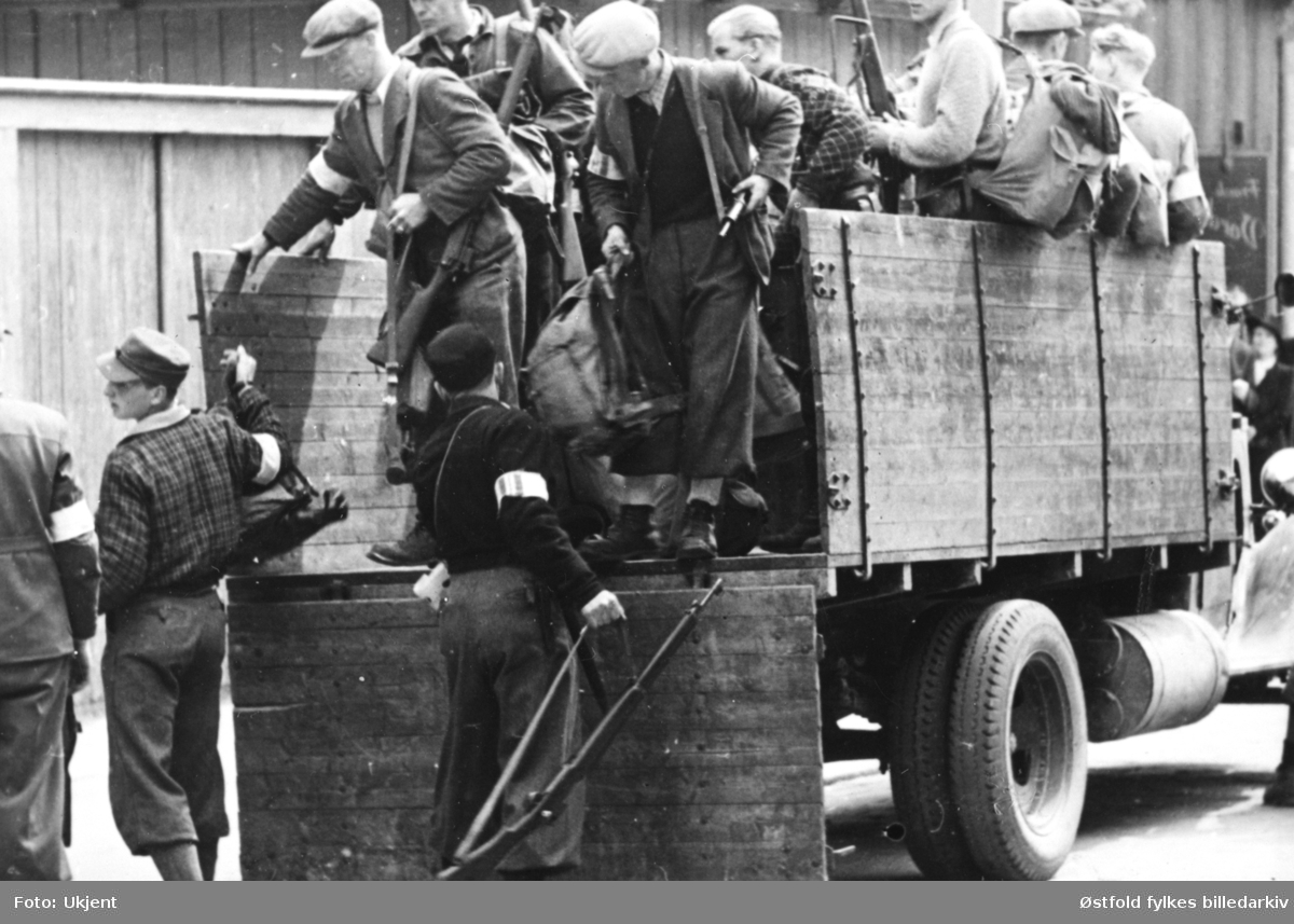 Milorg i Sarpsborg-distriktet mai 1945. Ukjent gruppe menn i uniform på lasteplanet av en lastebil.