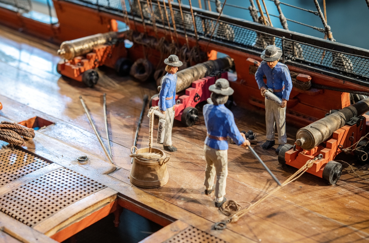 Modell av fregatt av Bellona-typ i Sjöhistoriska museets utställning Klart skepp. Besättningsfigurer på däck.