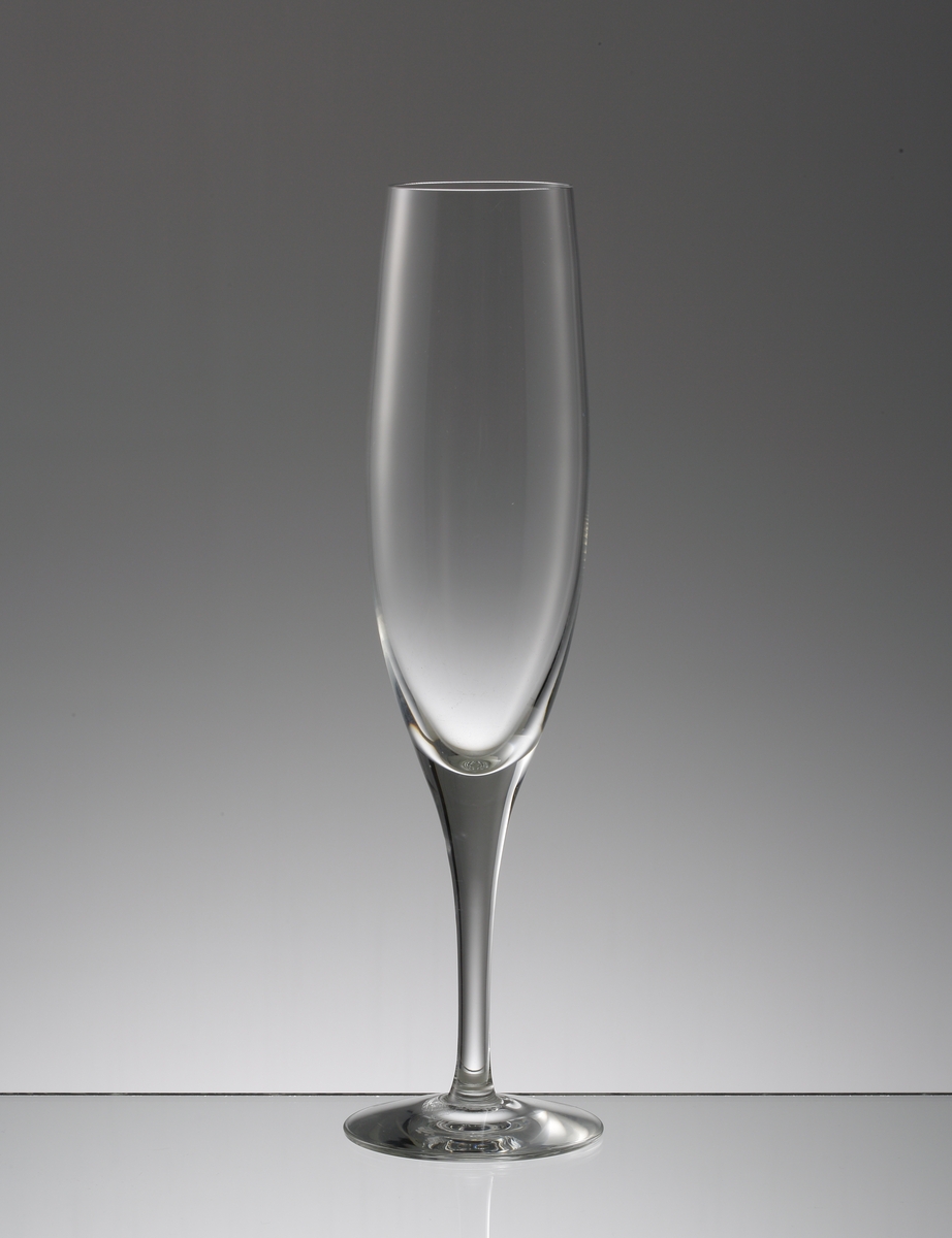 Design: Nils Landberg.
Champagneglas. Hög, slät ovoid kupa med draget ben.